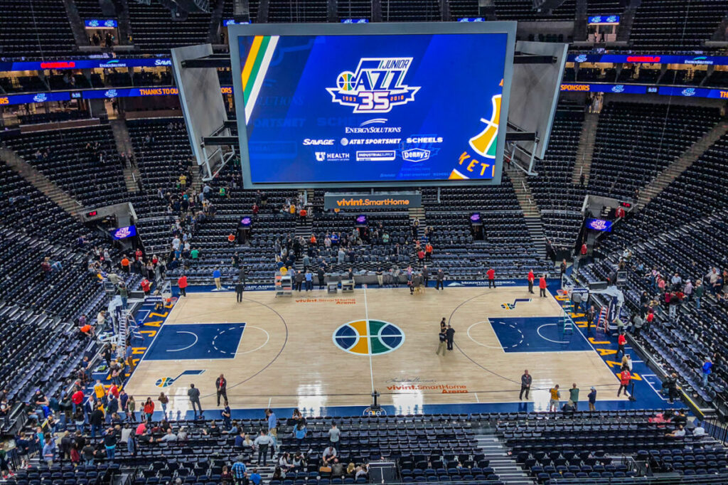 Dieses Bild zeigt den Innenraum des Delta Center Salt Lake City bei einem Spiel der Utah Jazz