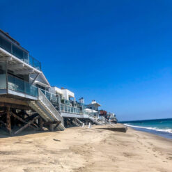 Dieses Bild zeigt Strandvillen am Billionaires Beach genannten Carbon Beach in Malibu, Kalifornien