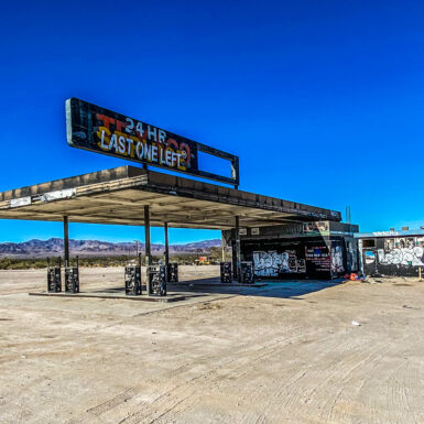Das Bild zeigt die verlassene Tankstelle in Desert Center, California