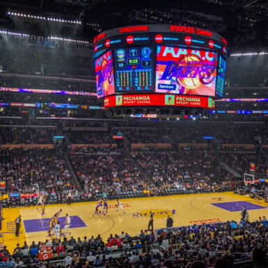 Dieses Bild zeigt Basketball in Los Angeles bei einem Spiel der Lakers im Staples Center