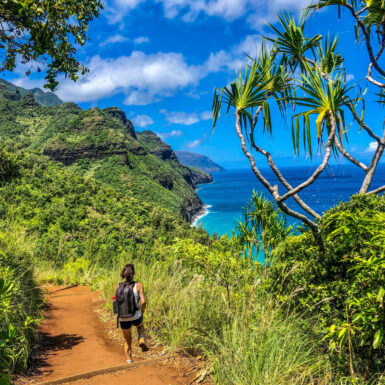 Dieses Bild zeigt Caro auf dem Kalalau Trail auf Kauai, einem der Top-Highlights auf Hawaii