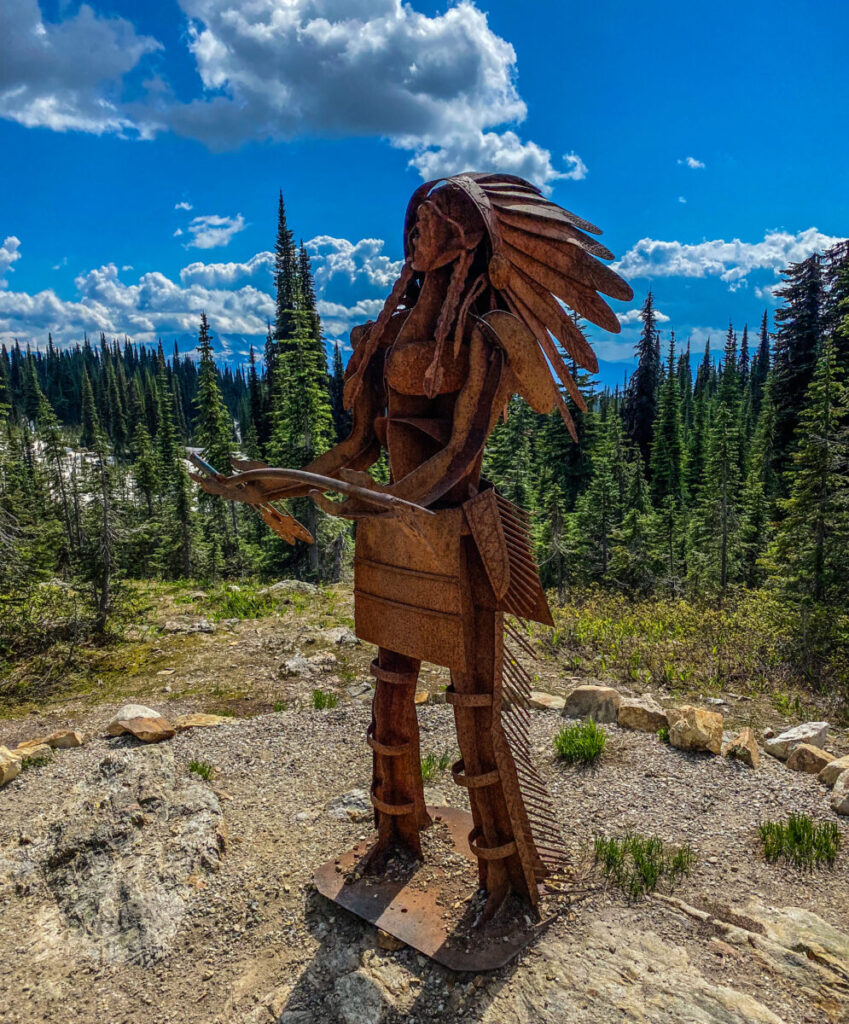 Das Bild zeigt eine Indianer-Skulptur am First Footsteps-Trail im Mount Revelstone NationalPark in British Columbia