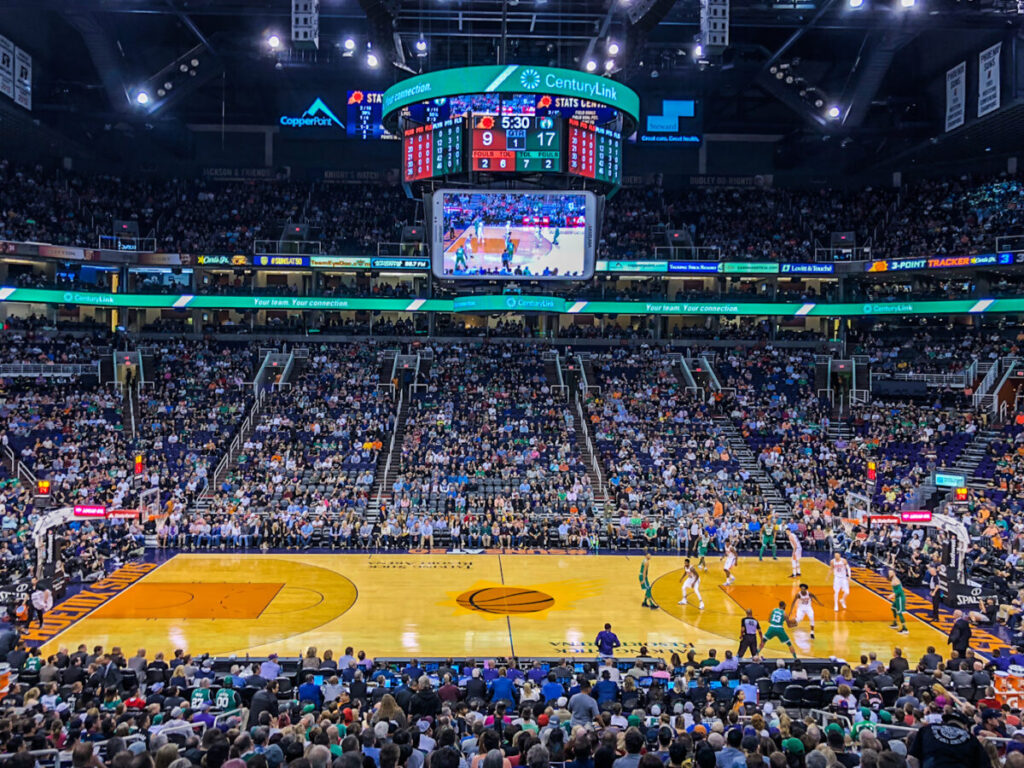 Dieses Bild zeigt den Innenraum des Footprint Center Phoenix bei einem NBA-Spiel der Phoenix Suns