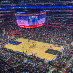 Dieses Bild zeigt die crypto.com Arena beim Spiel der Clippers gegen die Brooklyn Nets am 27.12.2021