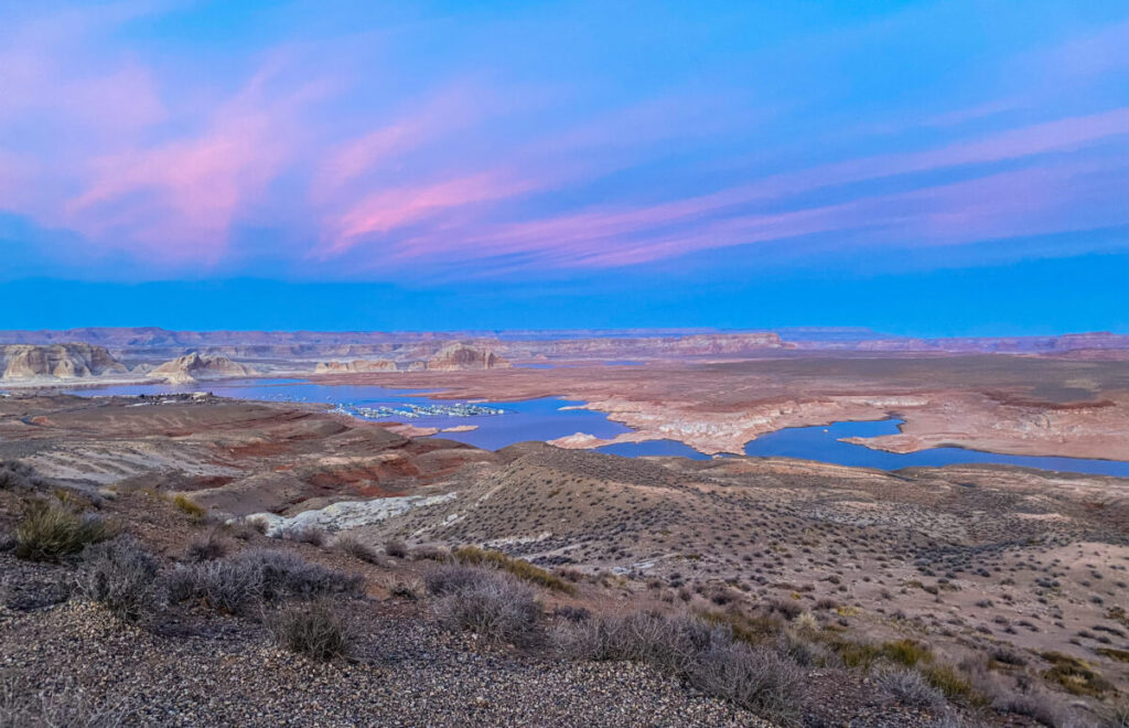 Dieses Bild zeigt einen Sonnenuntergang am Wahweap Overlook über dem Lake Powell bei Page, Arizona