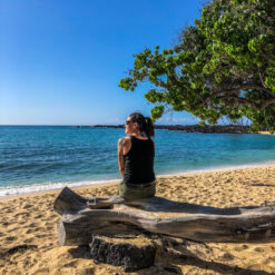 Dieses Bild zeigt Caro am Kukio Beach auf Big Island Hawaii