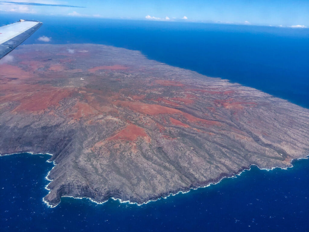 Dieses Bild zeigt die Insel Kahoʻolawe vor der Südwestküste Mauis aus der Vogelperspektive