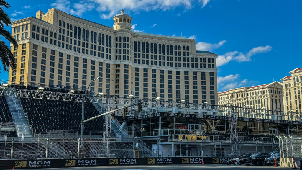 Dieses Bild zeigt das Bellagio mit Tribüne beim Formel 1 Grand Prix Las Vegas 2023