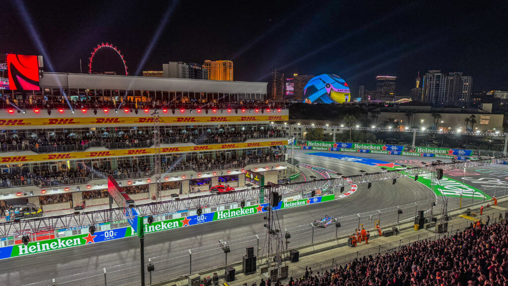 Dieses Bild zeigt den Blick auf die Zielgerade und das Boxengebäude aus der Skybox East Harmon Zone beim Formel 1 Rennwochenende in Las Vegas 2023