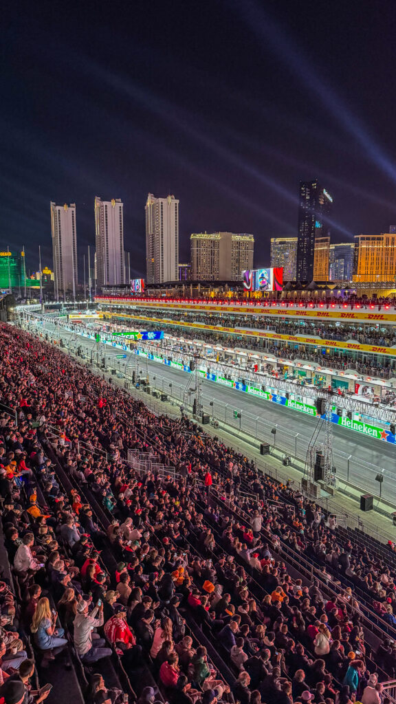 Dieses Bild zeigt die Sicht auf die Strecke aus der Skybox East Harmon Zone beim Formel 1 Grand Prix Las Vegas 2023