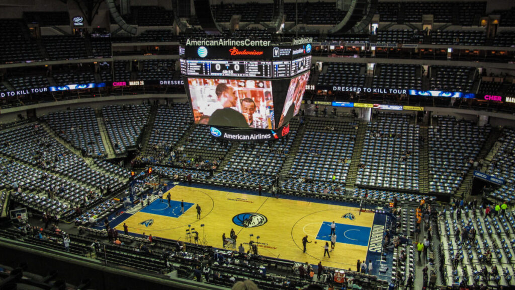 Dieses Bild zeigt das American Airlines Center Dallas von innen bei einem Spiel Der Dallas Mavericks