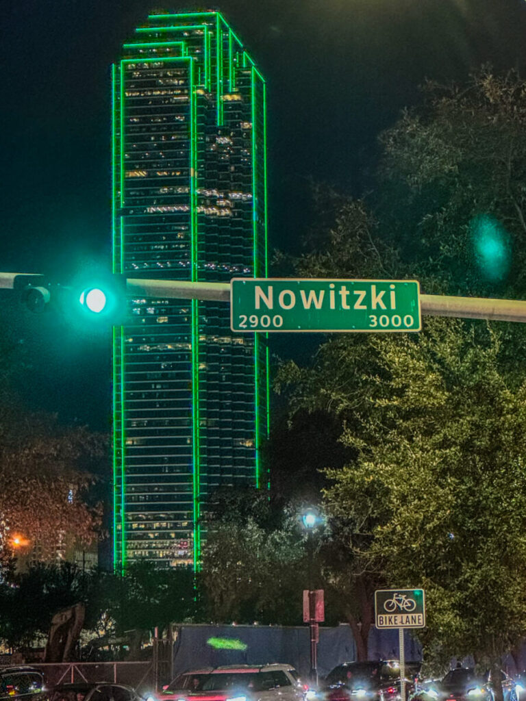 Dieses Bild zeigt dien Nowitzki Way vor dem Haupteingang des American Airlines Center Dallas