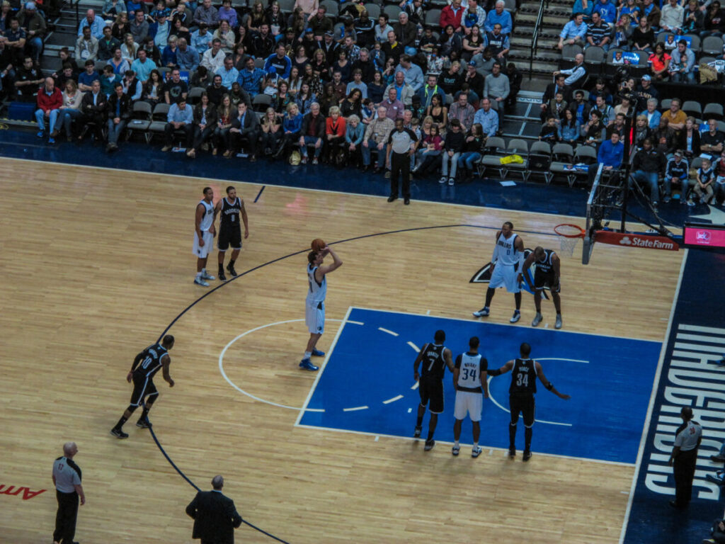 Dieses Bild zeigt Dirk Nowitzki im American Airlines Center Dallas bei einem Spiel Der Dallas Mavericks
