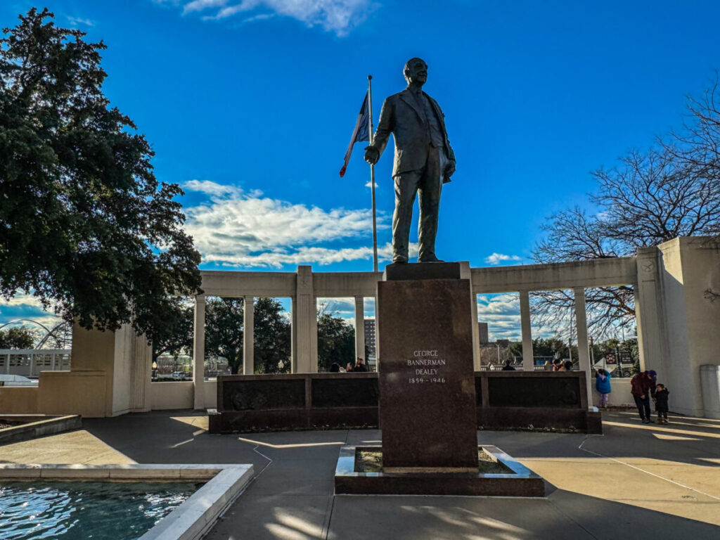 Dieses Bild zeigt die Dealey-Statue an der Dealey Plaza in Downtown Dallas