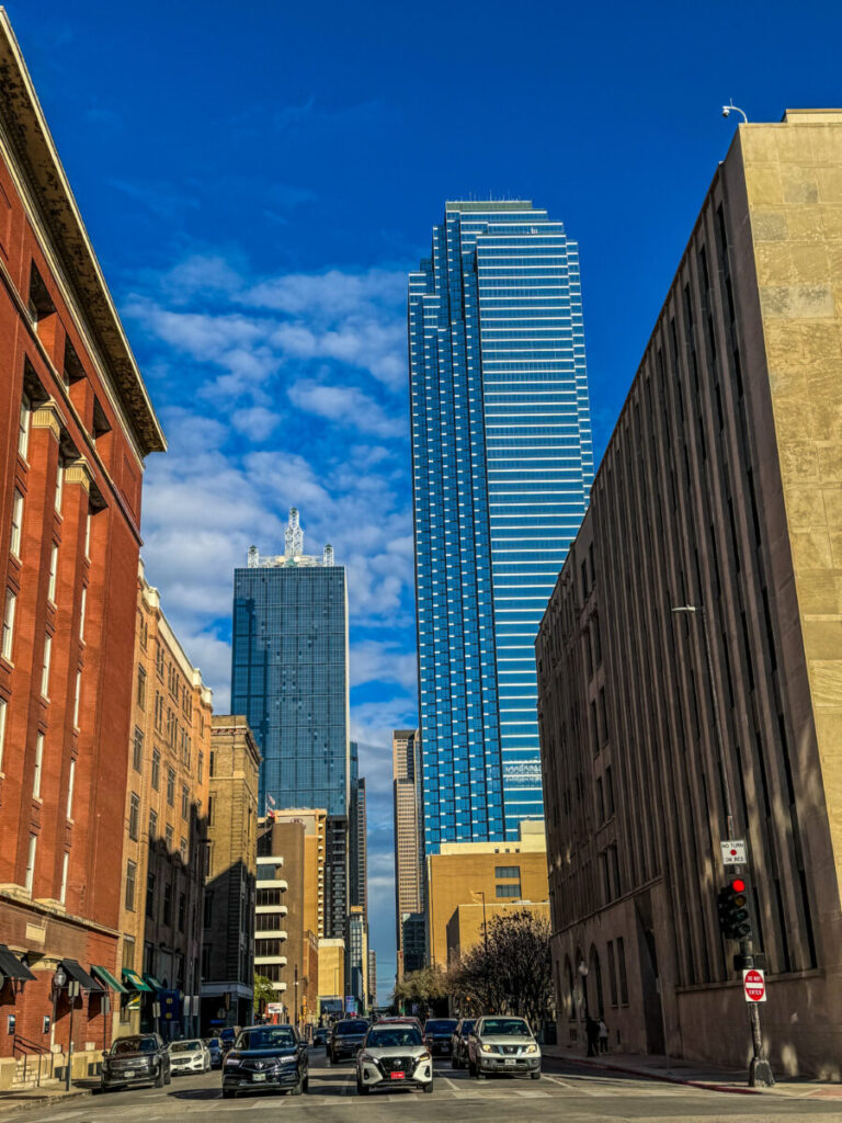 Dieses Bild zeigt die Dealey Plaza in Downtown Dallas