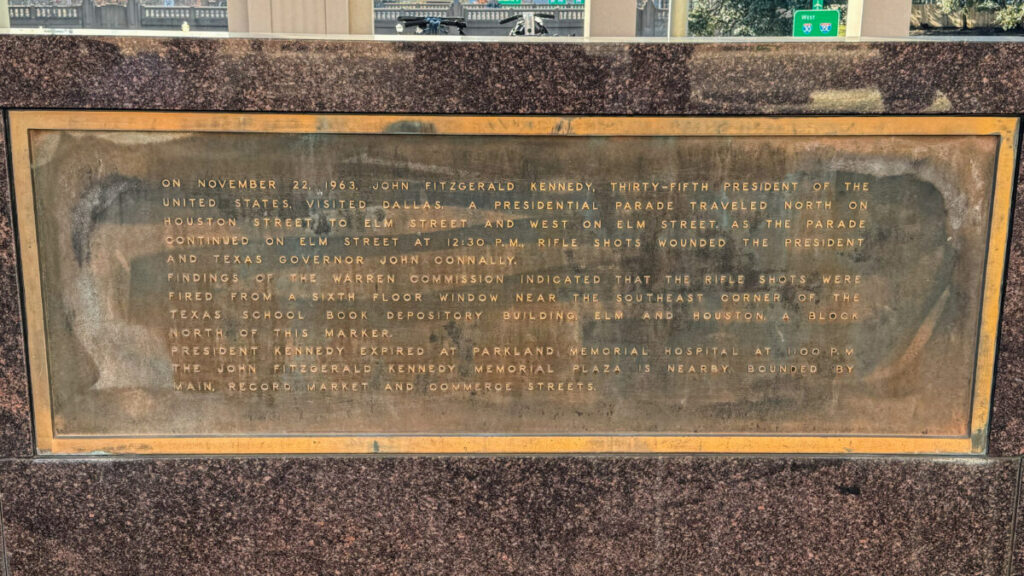 Dieses Bild zeigt eine Gedenktafel an der Dealey Plaza in Downtown Dallas