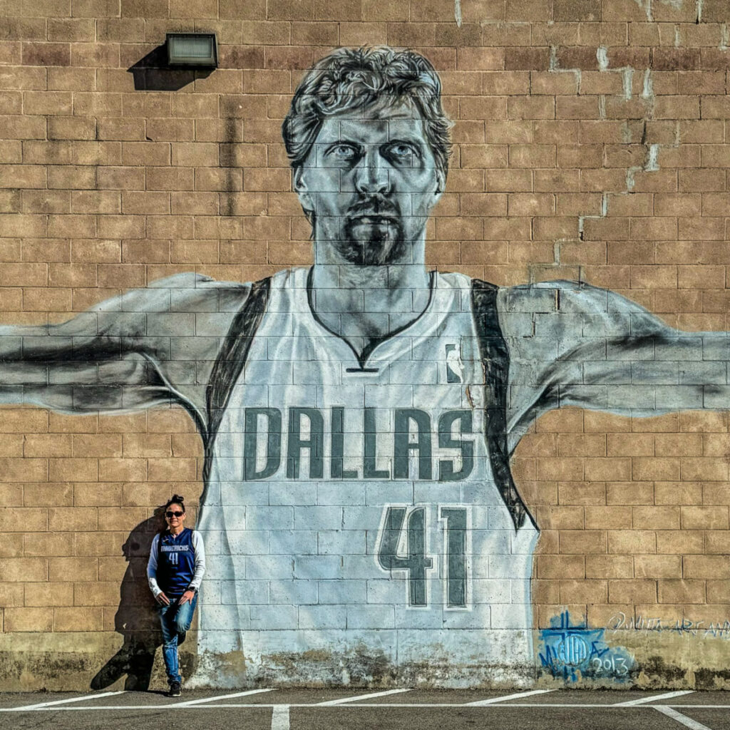 Dieses Bild zeigt ein Dirk Nowitzki-Mural in Deep Ellum Dallas