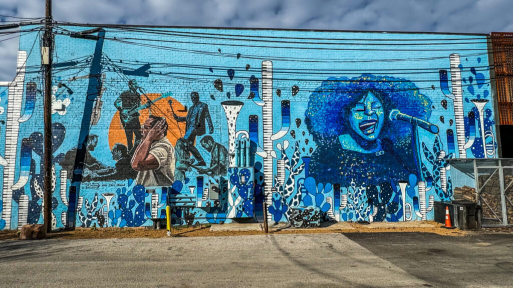 Dieses Bild zeigt ein Mural in Deep Ellum Dallas