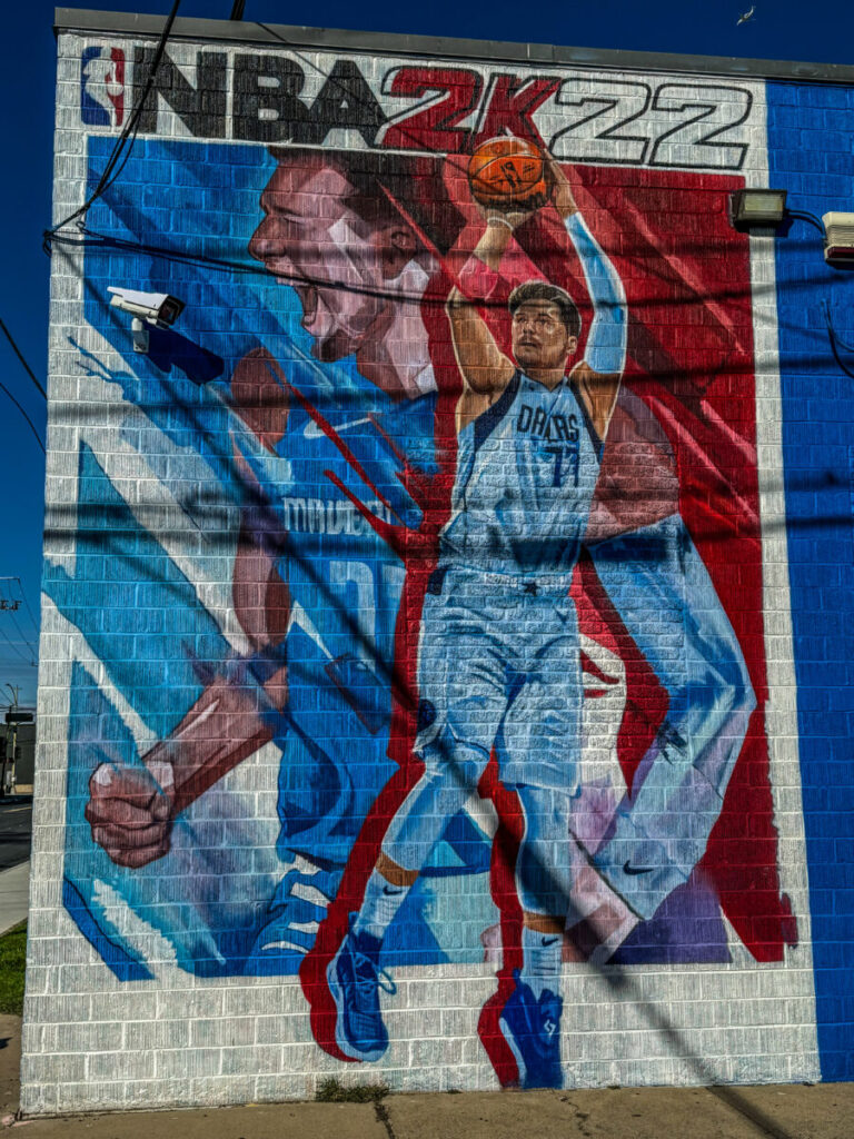 Dieses Bild zeigt ein Luka Doncic-Mural in Deep Ellum Dallas