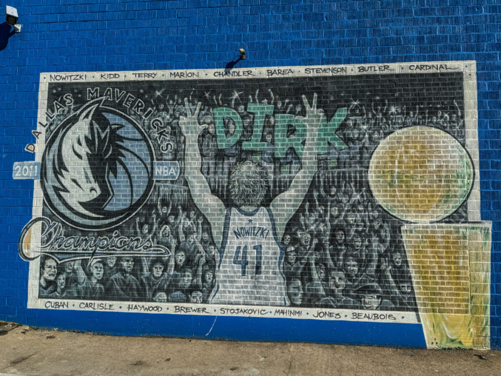 Dieses Bild zeigt ein Dirk Nowitzki-Mural in Deep Ellum Dallas
