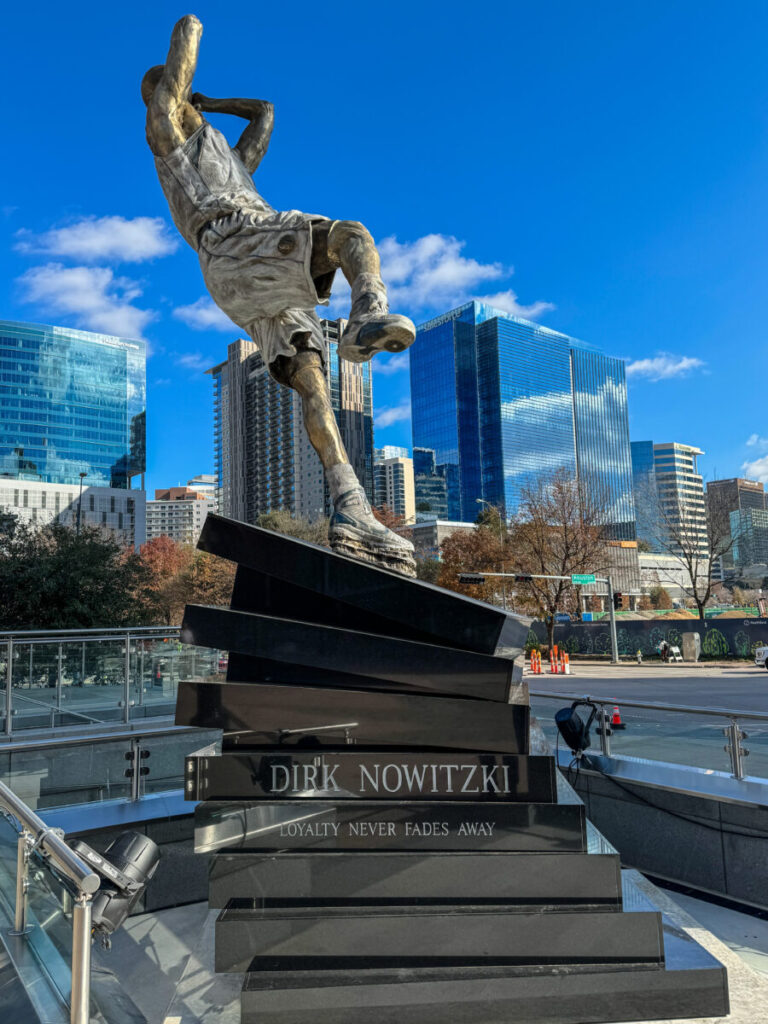 Dieses Bild zeigt die Dirk Nowitzki Statue auf der PNC Plaza vor dem American Airlines Center in Dallas, Texas