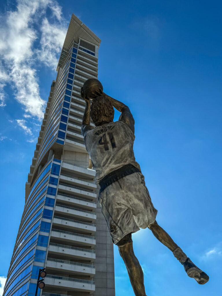 Dieses Bild zeigt die Dirk Nowitzki Statue auf der PNC Plaza vor dem American Airlines Center in Dallas, Texas