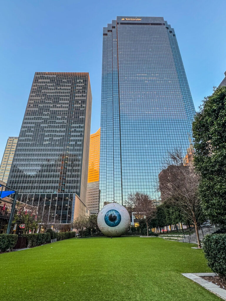 Dieses Bild zeigt den Giant Eyeball im Zentrum von Dallas