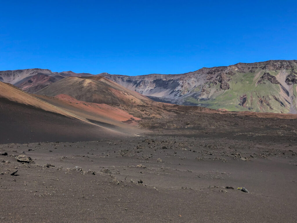 Dieses Bild zeigt den Haleakala Krater vom Sliding Sands Trail im Haleakala National Park auf Maui, Hawaii