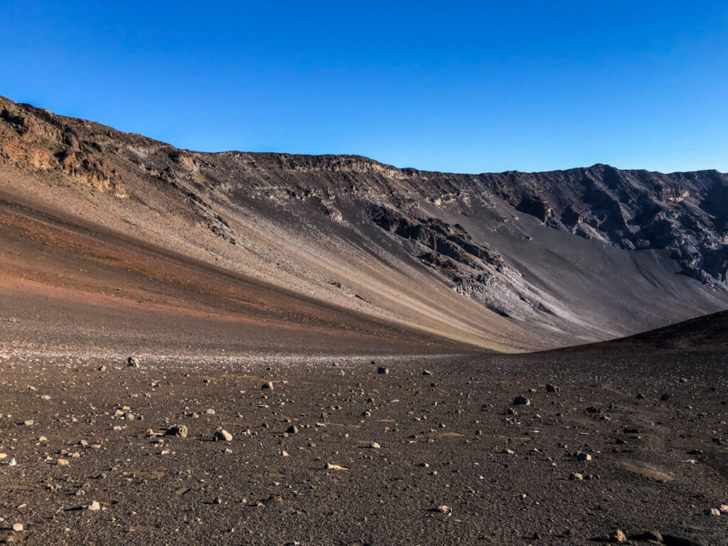 Dieses Bild zeigt den Haleakala Krater vom Sliding Sands Trail im Haleakala National Park auf Maui, Hawaii