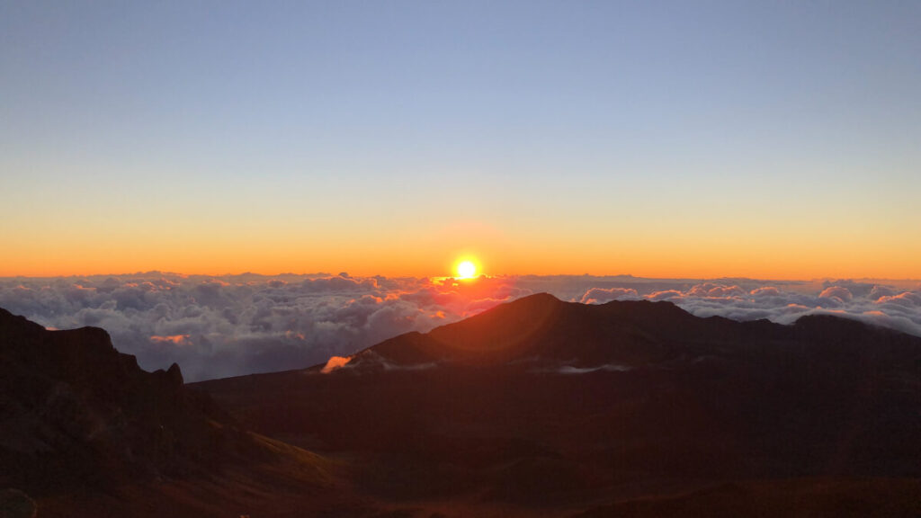 Dieses Bild zeigt den Sonnenaufgang am Gipfel des Haleakala im Haleakala National Park auf Maui, Hawaii