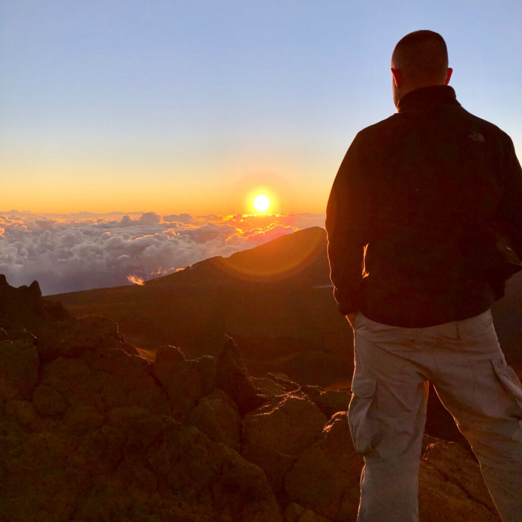 Dieses Bild zeigt den Sonnenaufgang am Gipfel des Haleakala im Haleakala National Park auf Maui, Hawaii