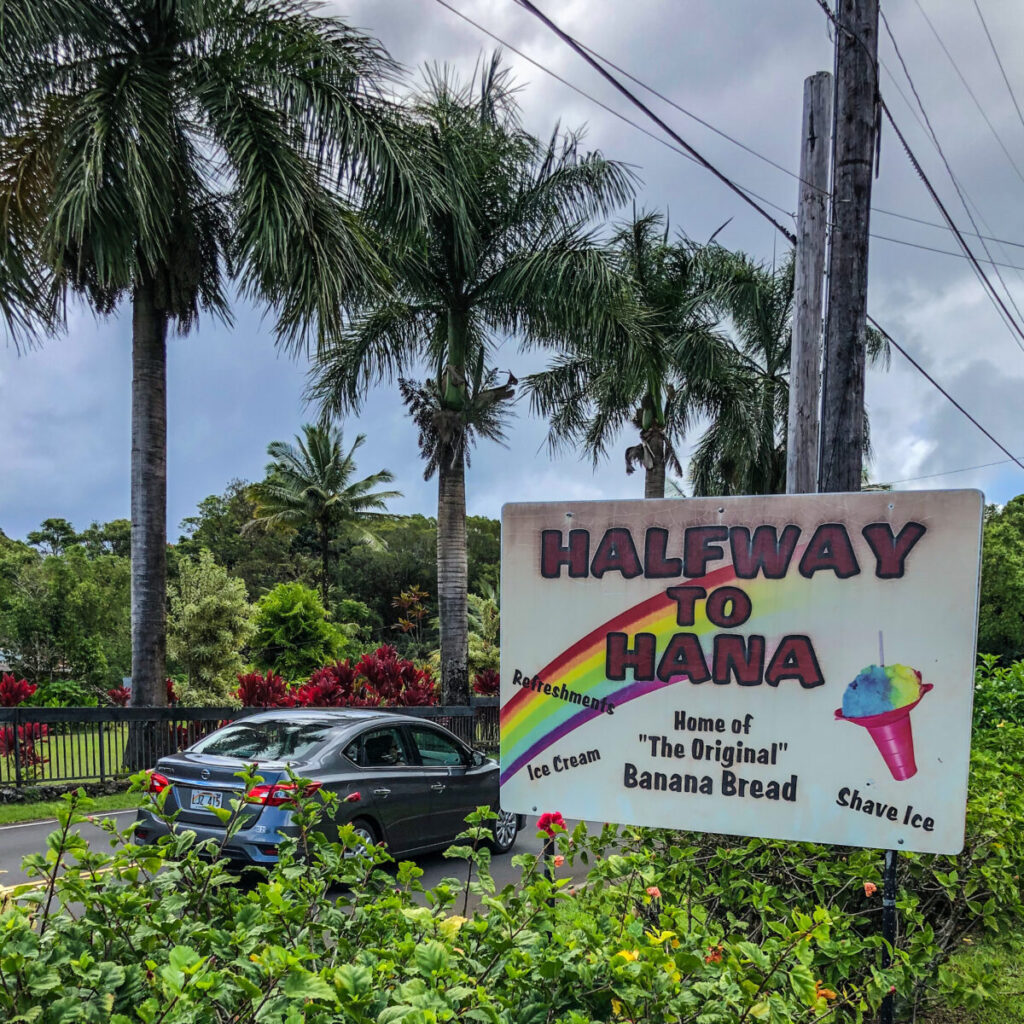 Dieses Bild zeigt das Halfway to Hana-Schild an der Road to Hana auf Maui, Hawaii