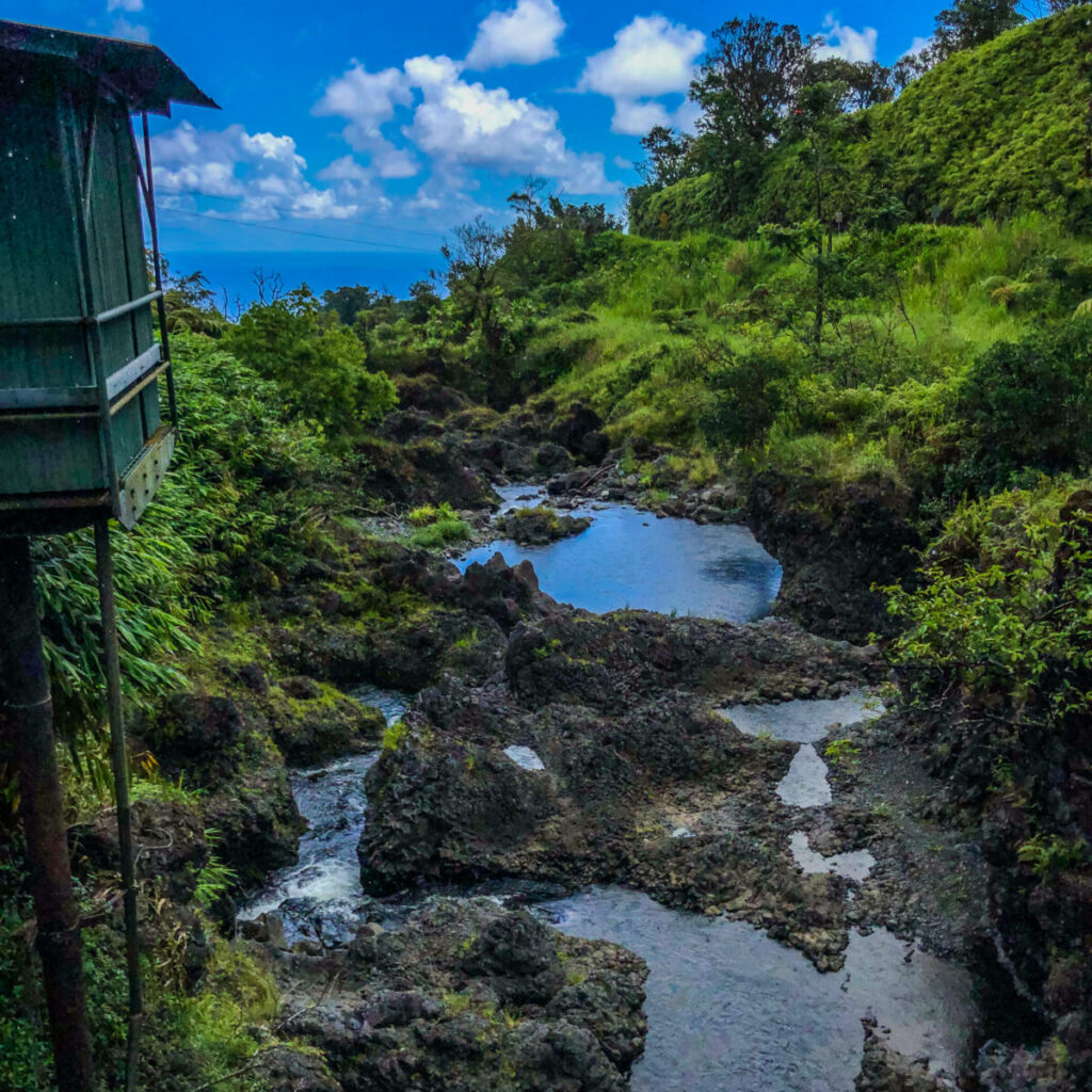 Dieses Bild zeigt die Hanawi Falls an der Road to Hana auf Maui, Hawaii