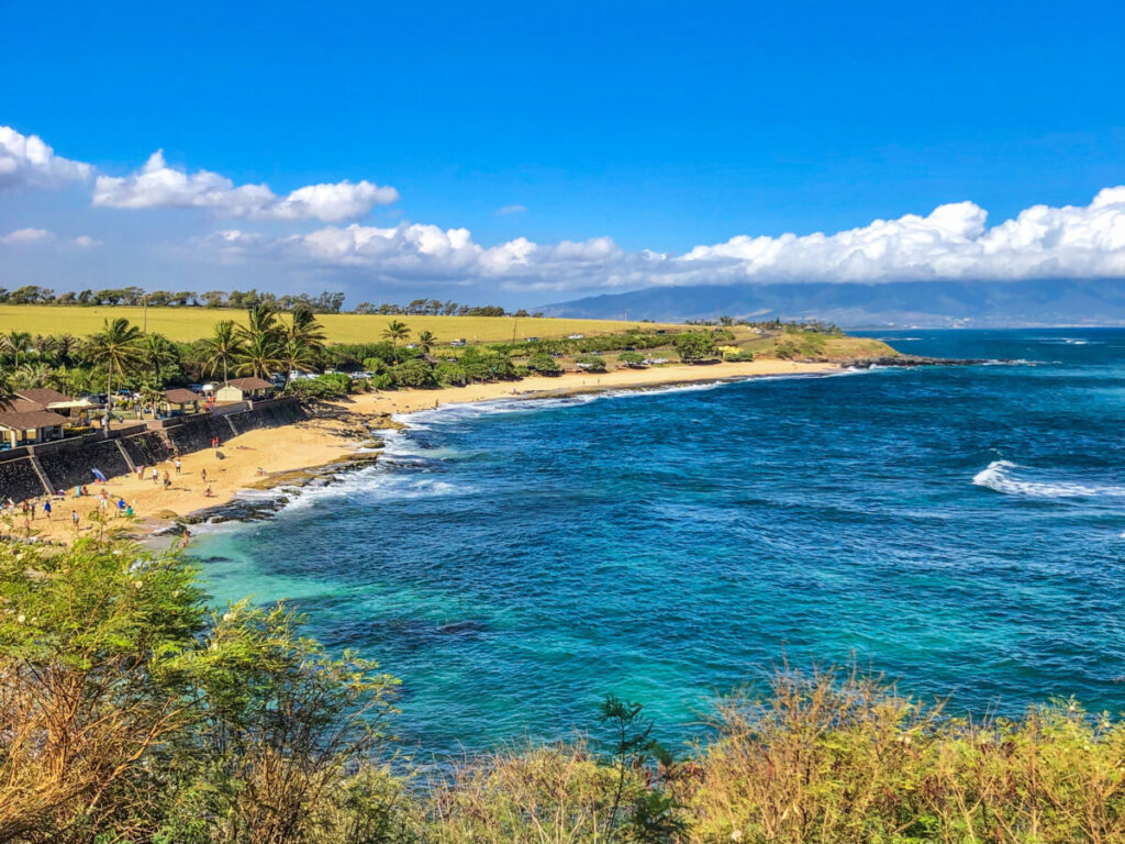 Dieses Bild zeigt eines der Highlights auf Maui: den Ho'okipa Beach auf Maui vom gleichnamigen Lookout aus