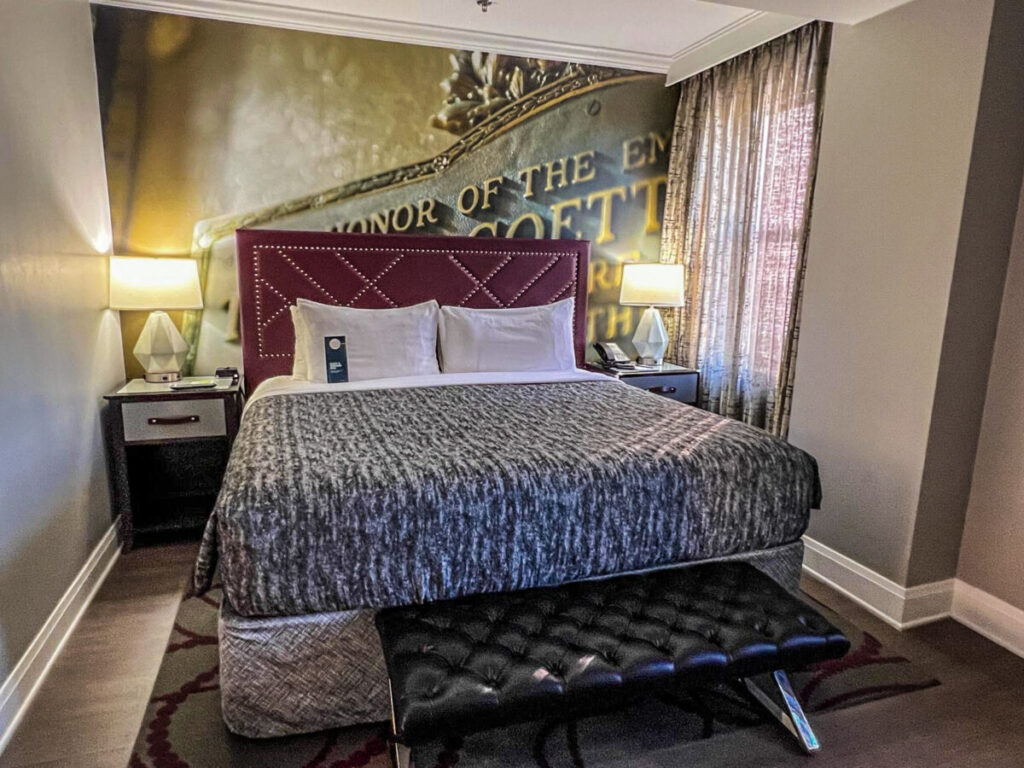 Dieses Bild zeigt ein Zimmer im Indigo Hotel Downtown Dallas