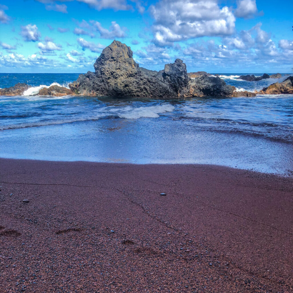 Dieses Bild zeigt den Kaihalulu Red Sand Beach in Hana auf Maui, Hawaii