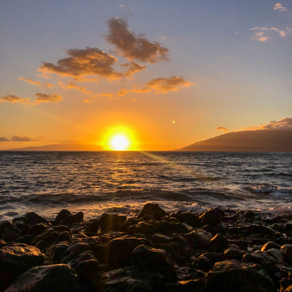 Dieses Bild zeigt den Sonnenuntergang am Kamaole Beach Park in Kihei auf Maui, Hawaii