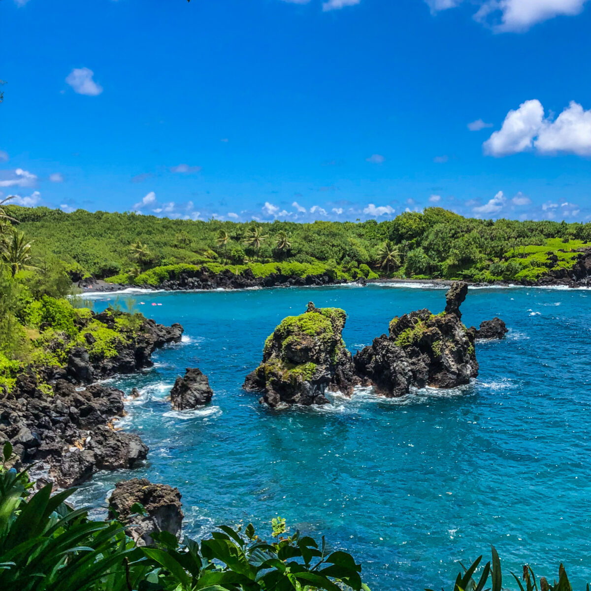 Dieses Bild zeigt die keawaiki Bay im Wai'anapanapa State Park an der Road to Hana auf Maui, Hawaii