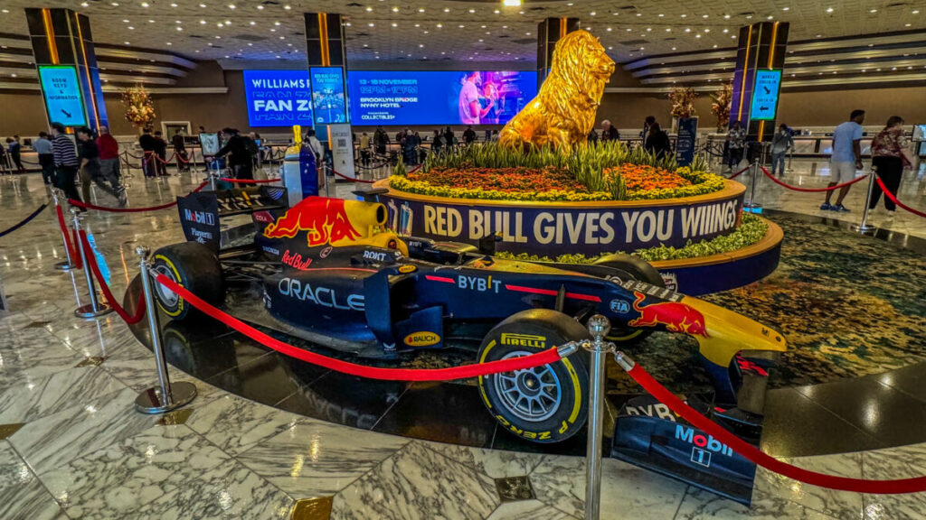 Dieses Bild zeigt einen Formel 1 Rennwagen in der Lobby des MGM Grand am Formel 1 Rennwochenende 2023