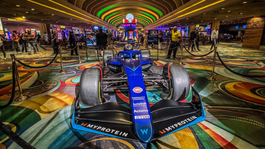 Dieses Bild zeigt einen Formel 1 Rennwagen im Casino des MGM Grand am Formel 1 Rennwochenende 2023
