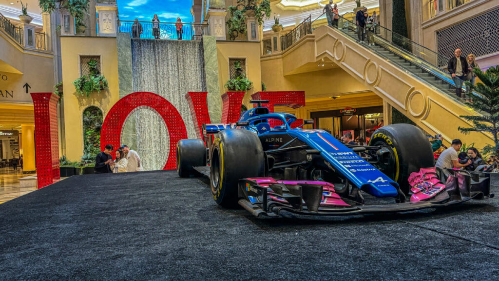 Dieses Bild zeigt einen Alpine Formel 1 Rennwagen im Waterfall Atrium des Venetian Resorts am Formel 1 Rennwochenende 2023