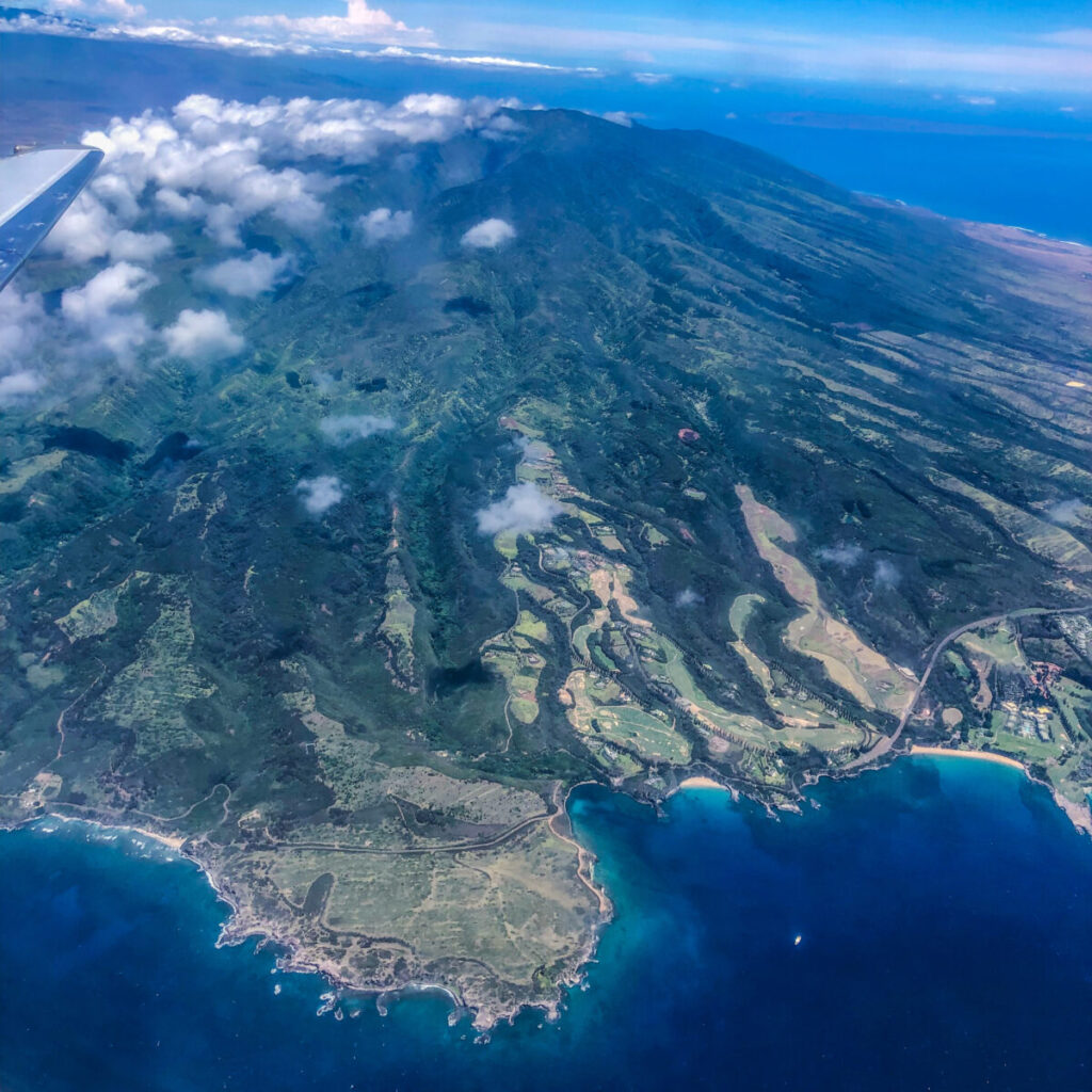 Dieses Bild zeigt den Lipoa Point auf Maui, Hawaii aus dem Flugzeug
