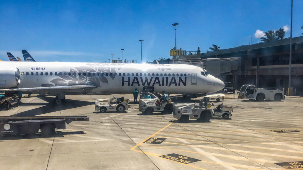 Dieses Bild zeigt ein Flugzeug von Hawaiian Airlines am Flughafen Kahului auf Maui, Hawaii
