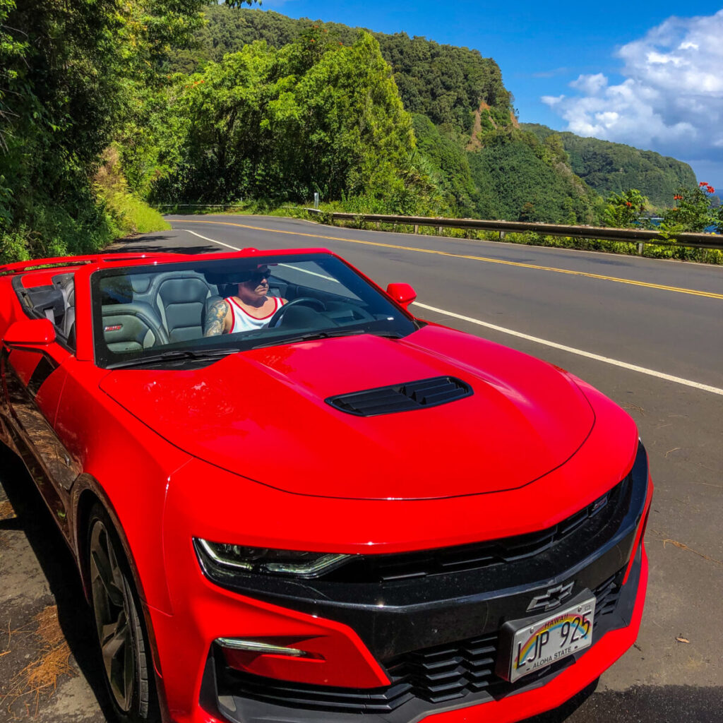 Dieses Bild zeigt einen Chevrolet Camaro bei der Nua'ailua Bay an der Road to Hana auf Maui, Hawaii 