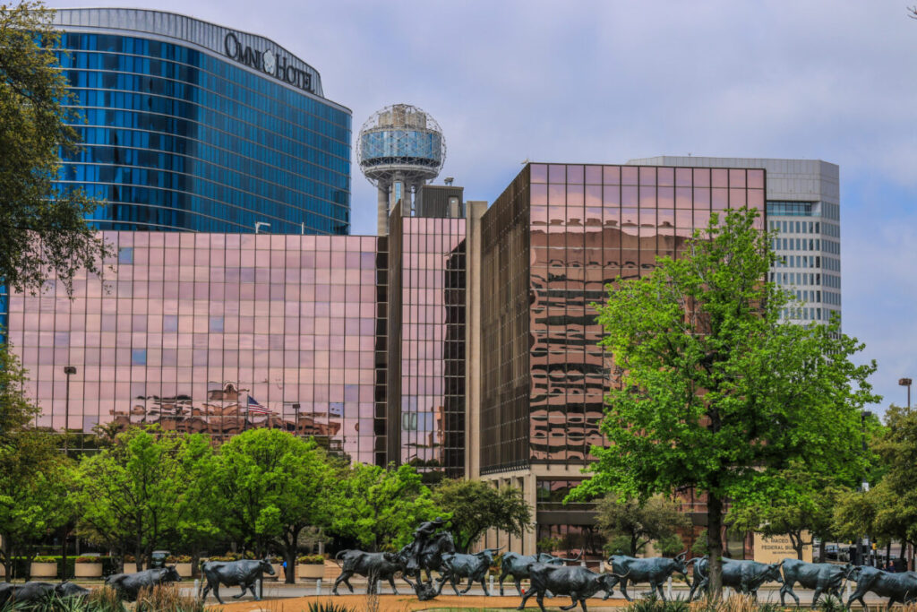 Dieses Bild zeigt die Pioneer Plaza in Downtown Dallas