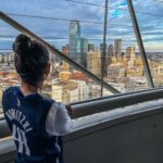 Dieses Bild zeigt Caro von noamad.de auf dem Reunion Tower vor der Skyline von Dallas, Texas