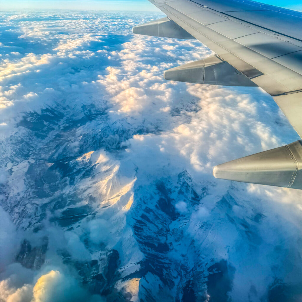 Dieses Bild zeigt die Rocky Mountains bei Denver aus dem Flugzeug 