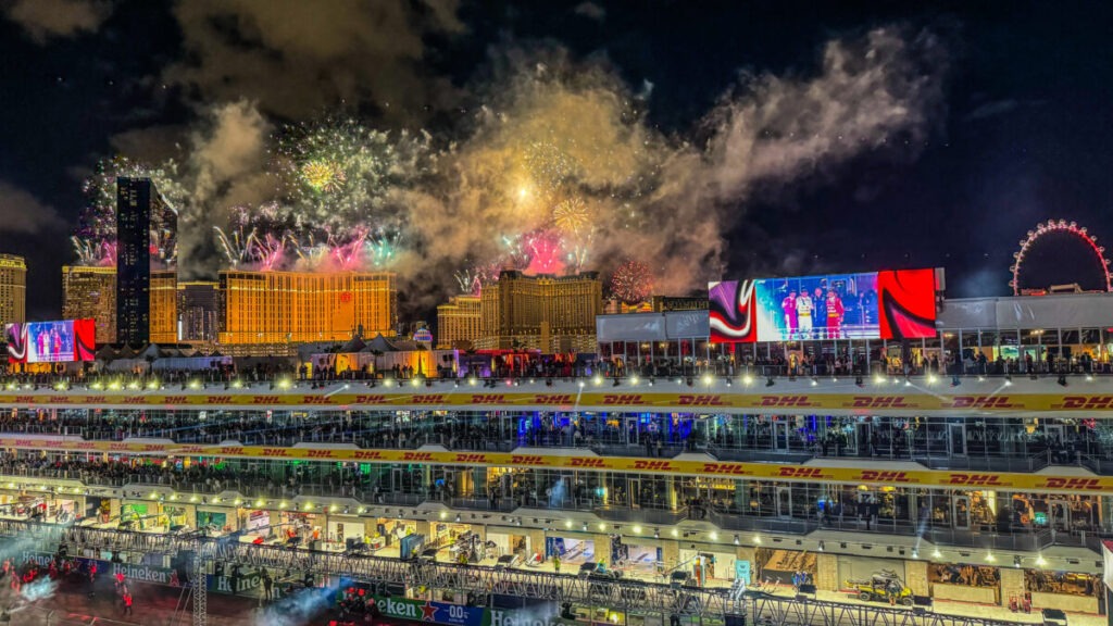 Dieses Bild zeigt das Feuerwerk über dem Las Vegas Strip beim Formel 1 Grand Prix 2023