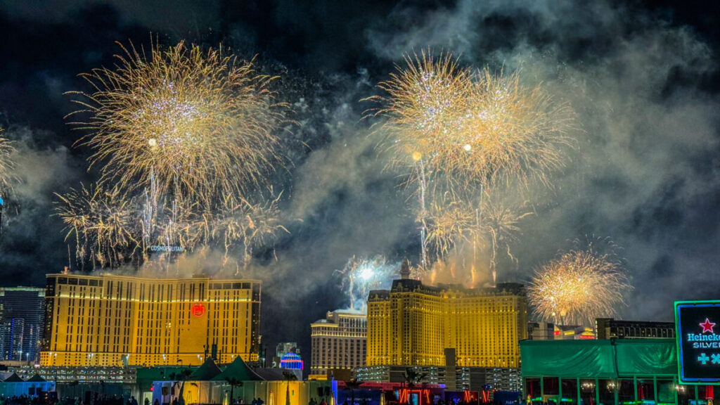 Dieses Bild zeigt das Feuerwerk über dem Las Vegas Strip beim Formel 1 Grand Prix 2023