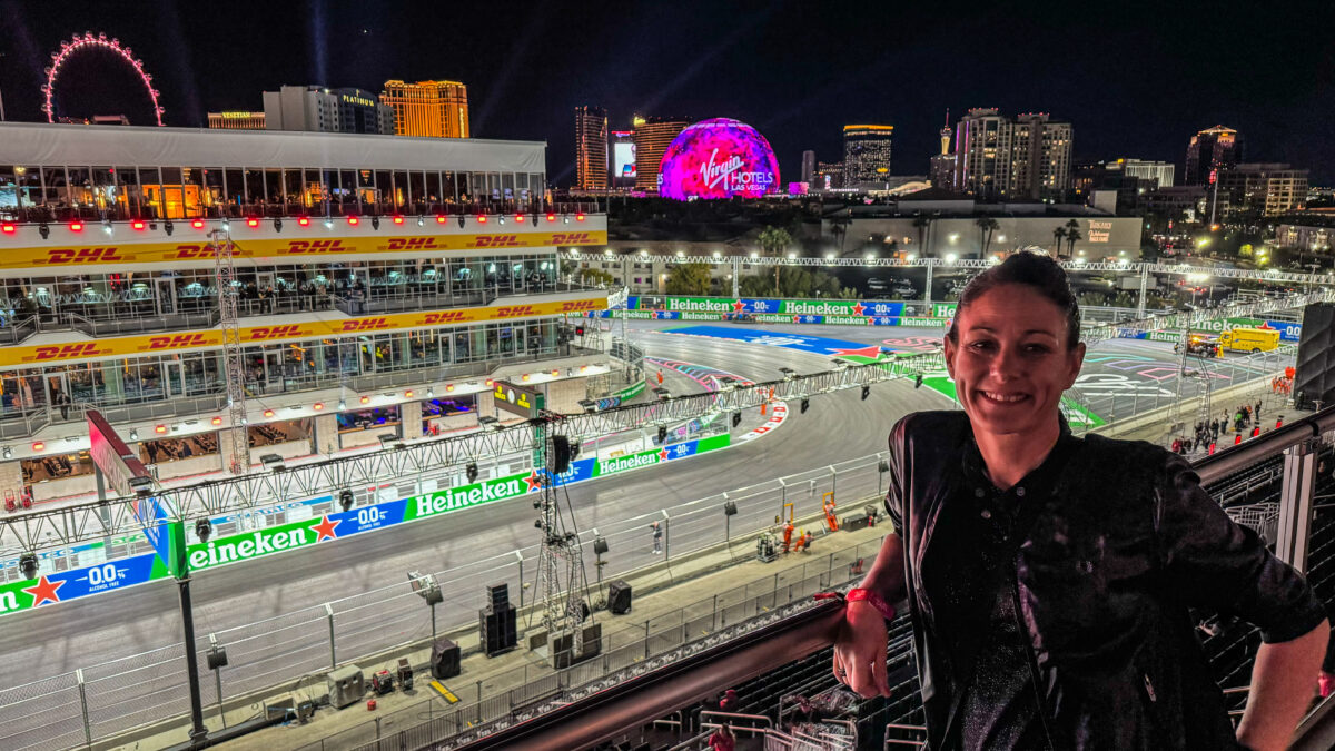 Dieses Bild zeigt Caro von noamad.de in auf dem Balkon der Skybox beim Formel 1 Grand Prix 2023 in Las Vegas